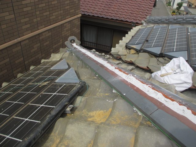 播磨町の棟瓦を設置しているところ